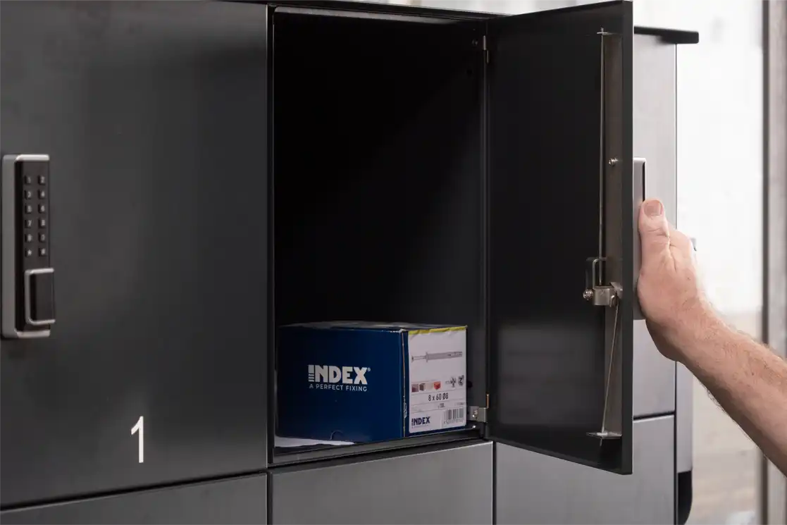 Geöffnete Abholbox mit Paket